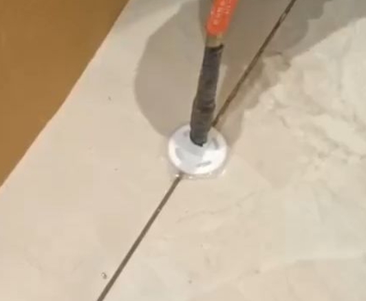 海东瓷砖空鼓维修公司专业解答瓷砖在铺贴过程中，如果没有涂抹均匀到位的粘结材料（如水泥砂浆或瓷砖胶），可能会导致以下问题