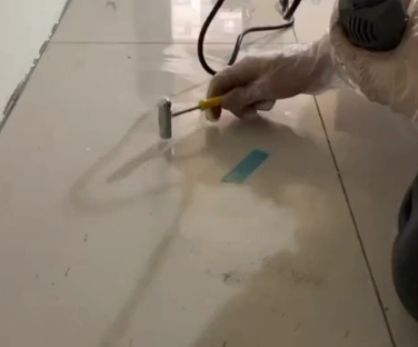 海东瓷砖开裂维修公司专业分享瓷砖在铺贴前如果没有沥干水分，将会导致以下问题